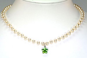 Perlenkette mit Kristallblume, grün